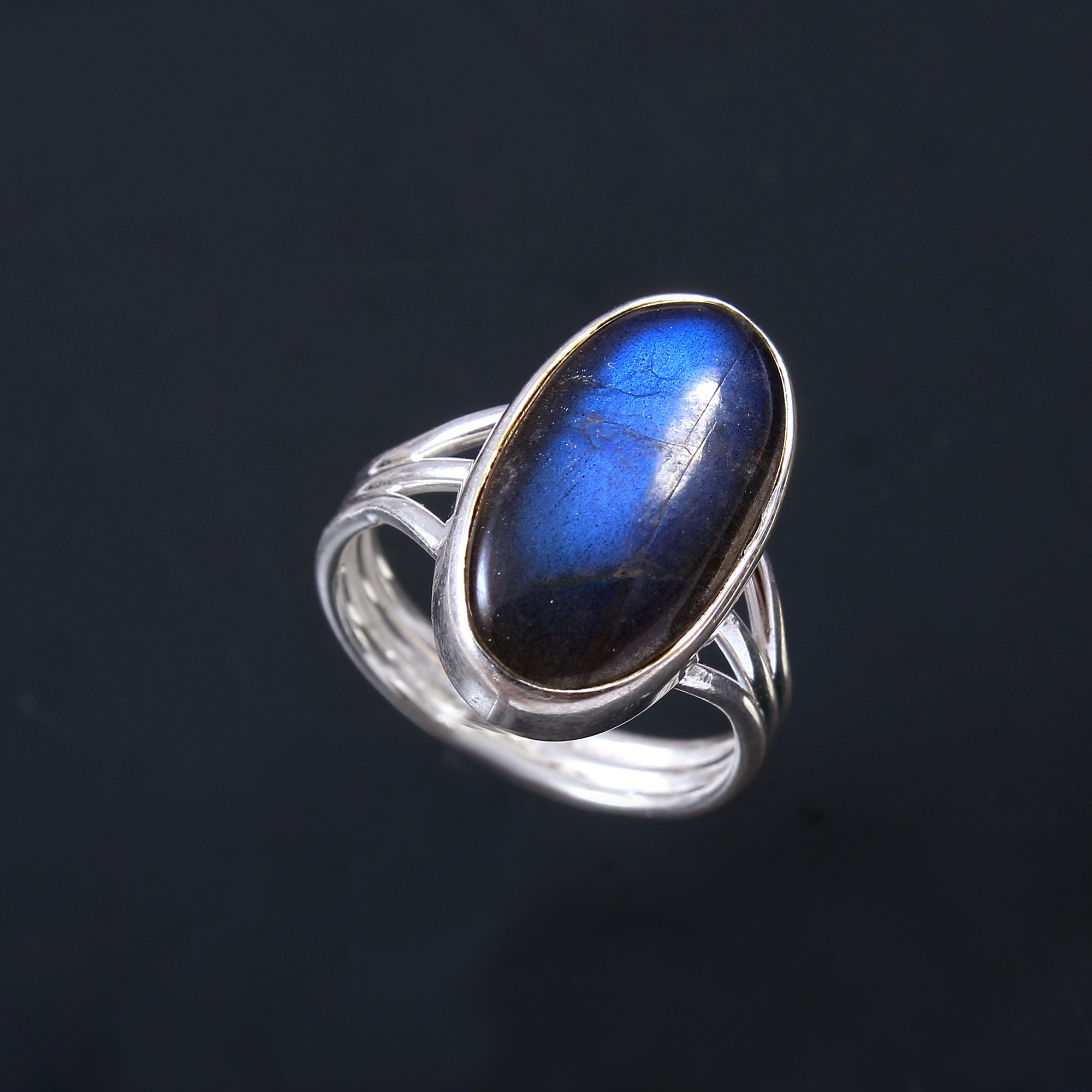 925 Sterling Silver Classic Bezel Setting Big Blue Labradorite Oval Ring
