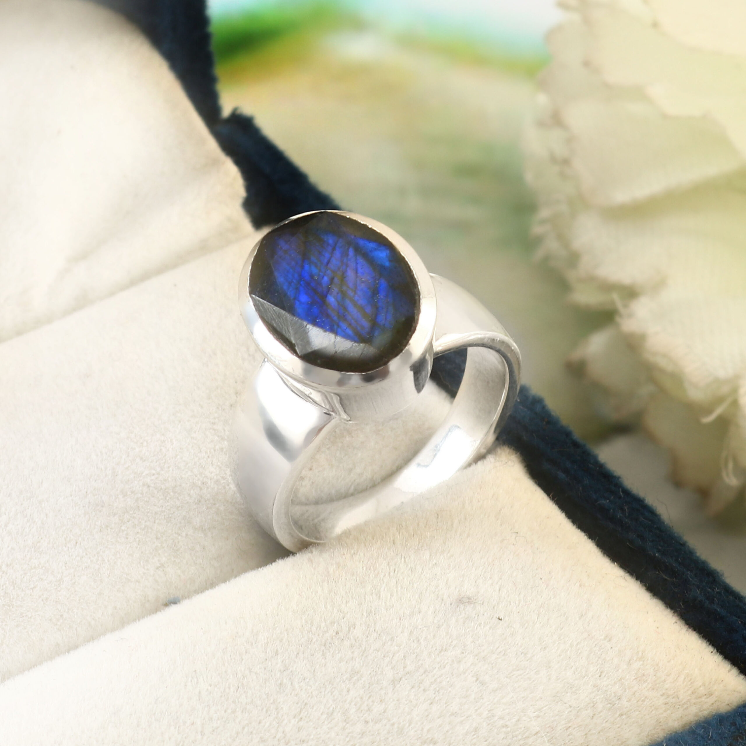 925 Sterling Silver Labradorite Oval Cut Gemstone Ring